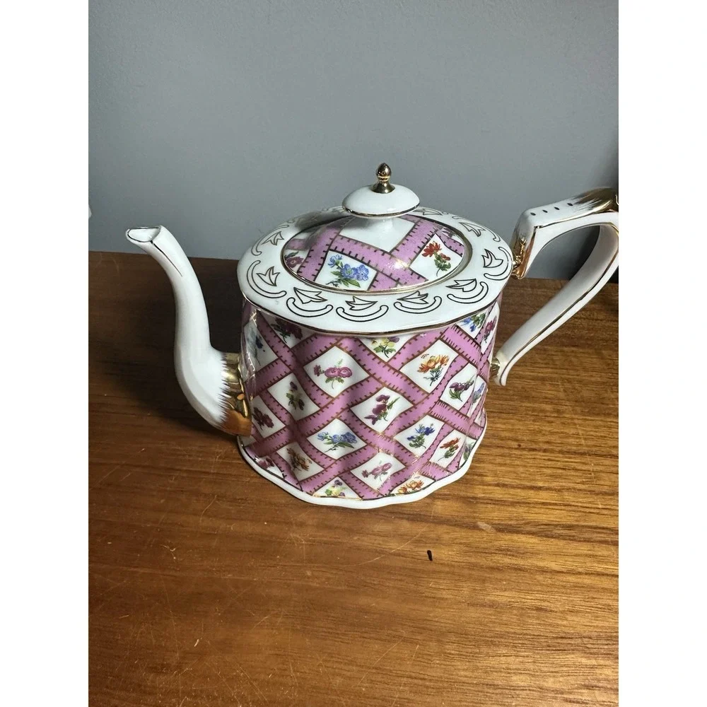 Beautiful Unique Teapot! Victoria's Garden Pink Flowery Gold Laced‎ - Picture 5 of 6